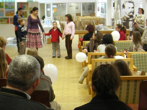 A díjkiosztón a gyerekek aktív részesei voltak a zenés műsornak.