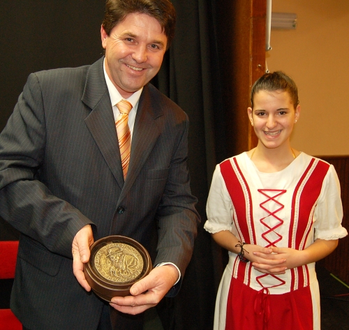 Tóth Viviennek a díjat Farkas Zoltán adja át