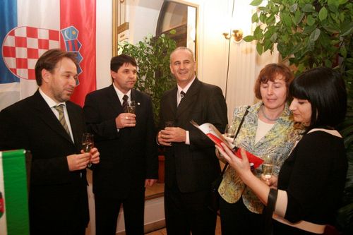 Fekete Péter igazgató, Farkas Zoltán, a Békés Megyei Önkormányzat alelnöke, Ivan Bandic, Horvátország nagykövete, a követségi tolmács hölgy és Neda Milisic, Horvátország kulturális attaséja