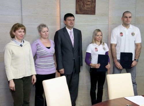Az olimpikonok támogatási szerződésének aláírása után