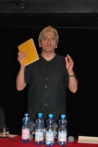 Kovács András Ferenc a Lá­tó cí­mű ma­ros­vá­sár­he­lyi szép­iro­dal­mi fo­lyó­irat főszer­kesz­tője a Jókai Színházban 