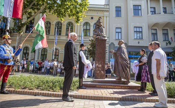 Szoborkompozíciót avattak Békéscsabán