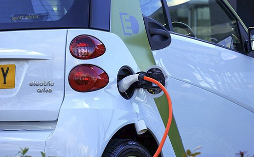 Elektromos járműveket mutattak be a békéscsabai trefortos diákoknak